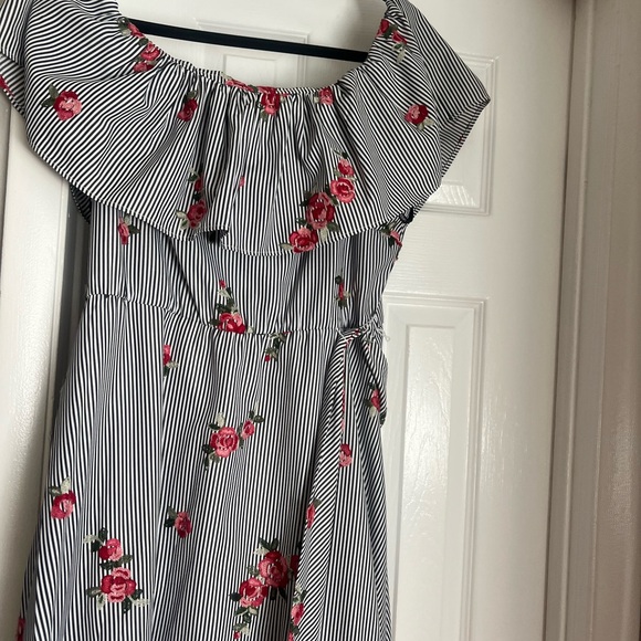 Calvin Klein Dress with embroidered flowers. - Picture 9 of 13